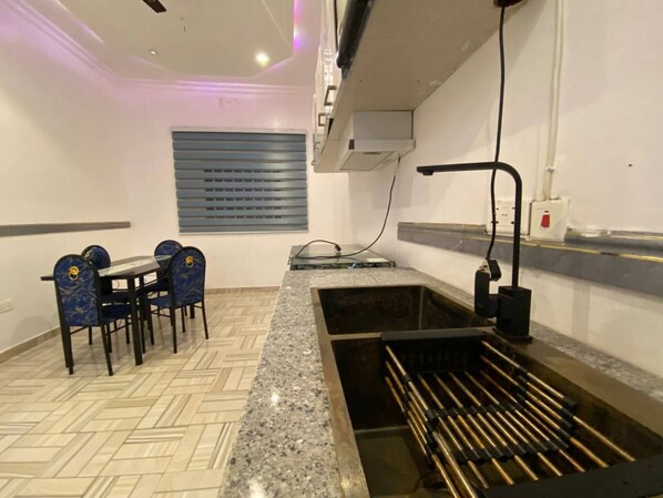 Apartment, 1 Bedroom, Accessible, Smoking | Dining