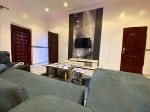 Apartment, 1 Bedroom, Accessible, Smoking | Living room