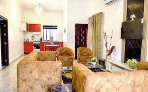 Apartment, 2 Schlafzimmer, barrierefrei, Raucher | Wohnzimmer