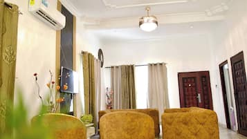 Apartment, 2 Bedrooms, Accessible, Smoking | Living room