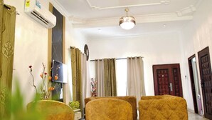 Living room - Ftrealtyproperties Tango Suites 12 (Accra)