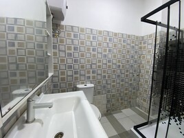 Apartment, 1 Bedroom, Accessible, Smoking | Bathroom