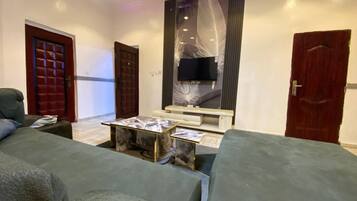 Apartment, 1 Bedroom, Accessible, Smoking | Living room