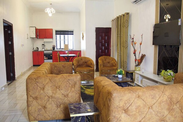 Apartment, 1 Bedroom, Accessible, Smoking | Living room