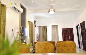 Lejlighed - 2 soveværelser - handicapvenligt - ryger | Stue