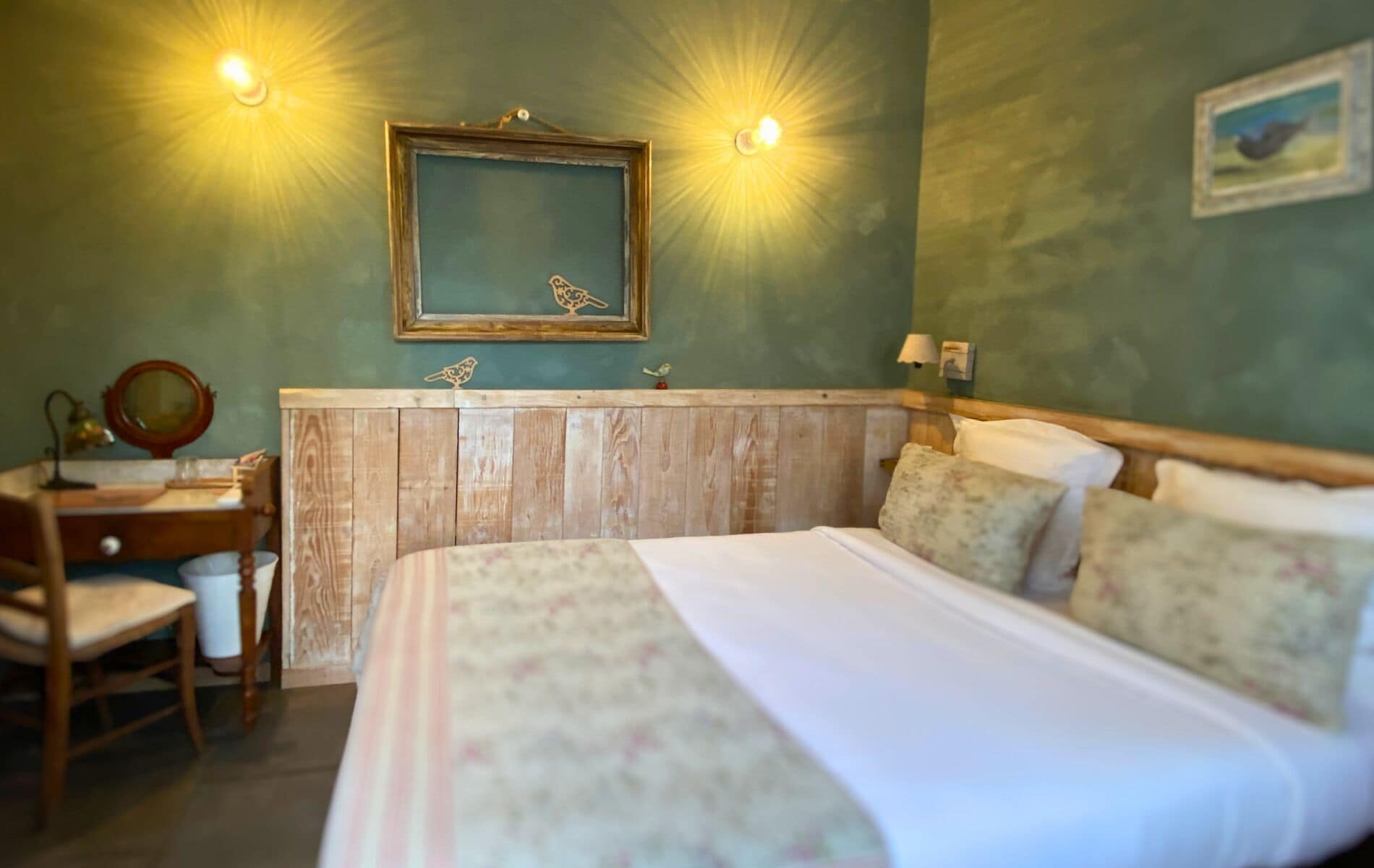 Basic-rum - utsikt mot trädgården | Individuell inredning, unika möbler och ljudisolering