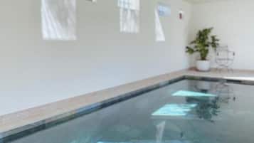 Een binnenzwembad en parasols bij het zwembad