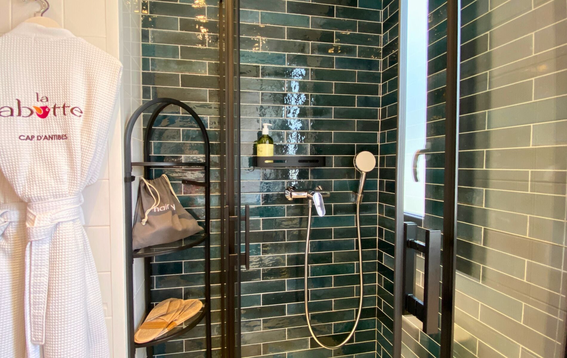 Chambre Double Confort | Salle de bain | Peignoirs, chaussons
