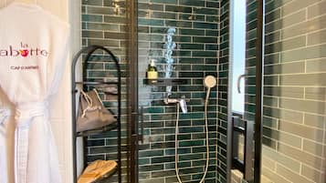 Chambre Double Confort | Salle de bain | Peignoirs, chaussons