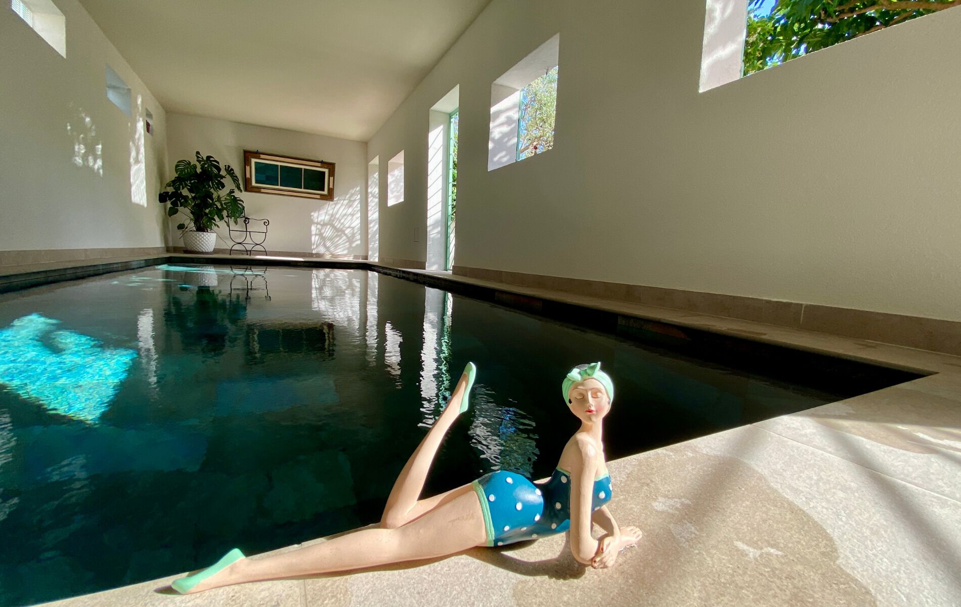 Alberca techada y sombrillas en la alberca 