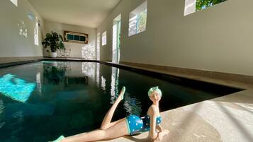 Alberca techada y sombrillas en la alberca