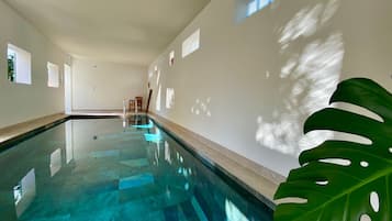 Alberca techada y sombrillas en la alberca