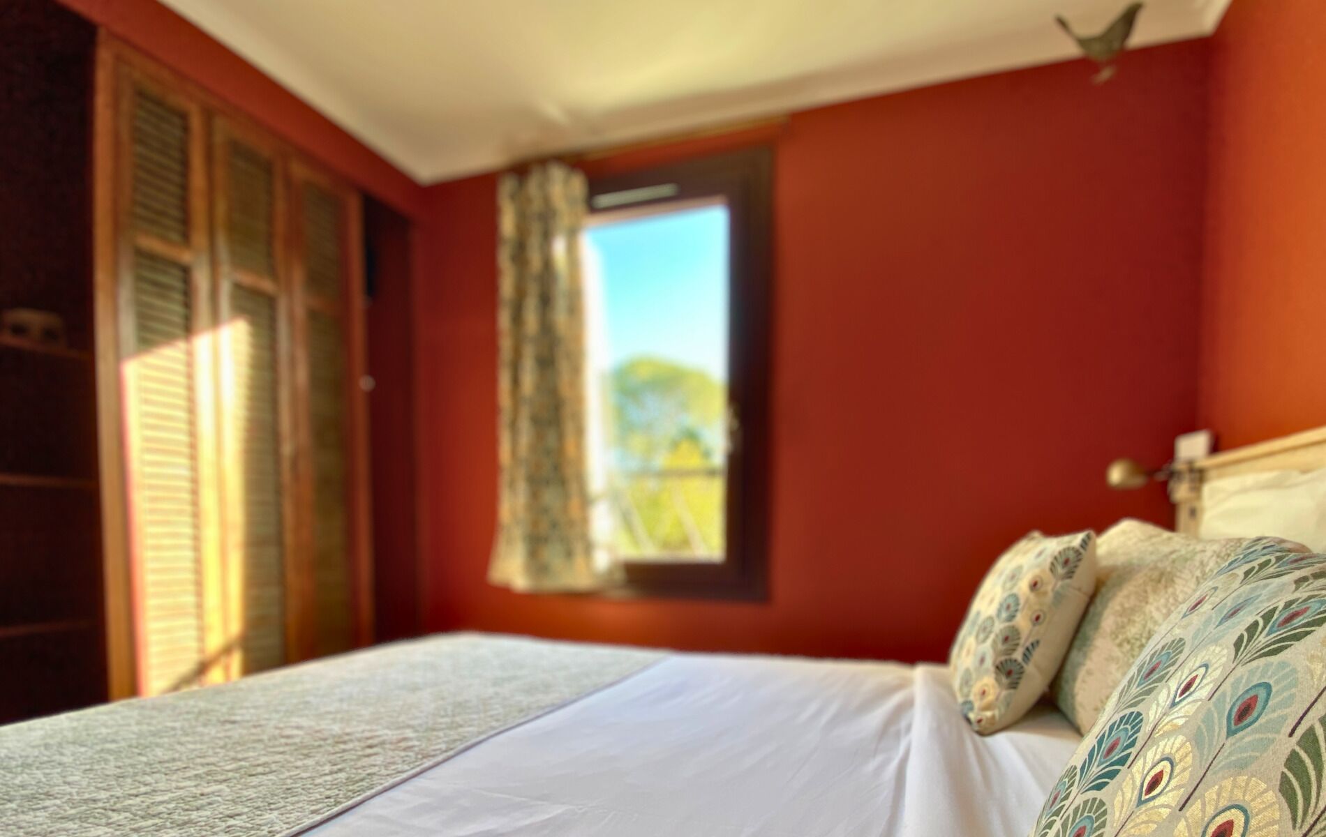 Deluxe dubbelrum - balkong - utsikt mot trädgården | Individuell inredning, unika möbler och ljudisolering