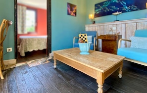 Deluxe Double Room, Balcony, Garden View | Living area | Books