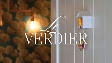Un comedero para pájaros colgado en la pared, con un llavero adjunto.