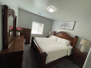 3 slaapkamers, een strijkplank/strijkijzer, gratis wifi, beddengoed