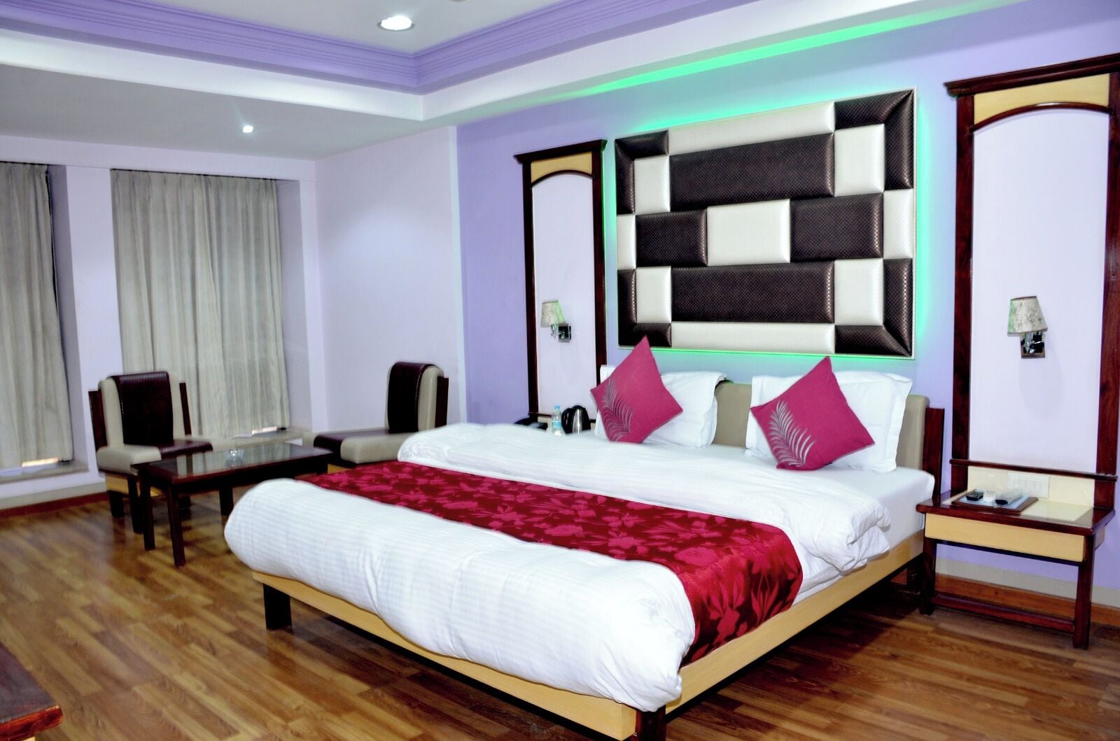 Habitación Royal | Escritorio y ropa de cama