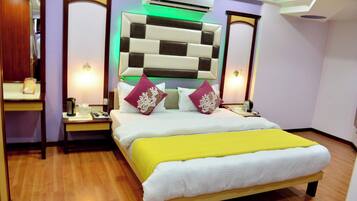 Escritorio y ropa de cama