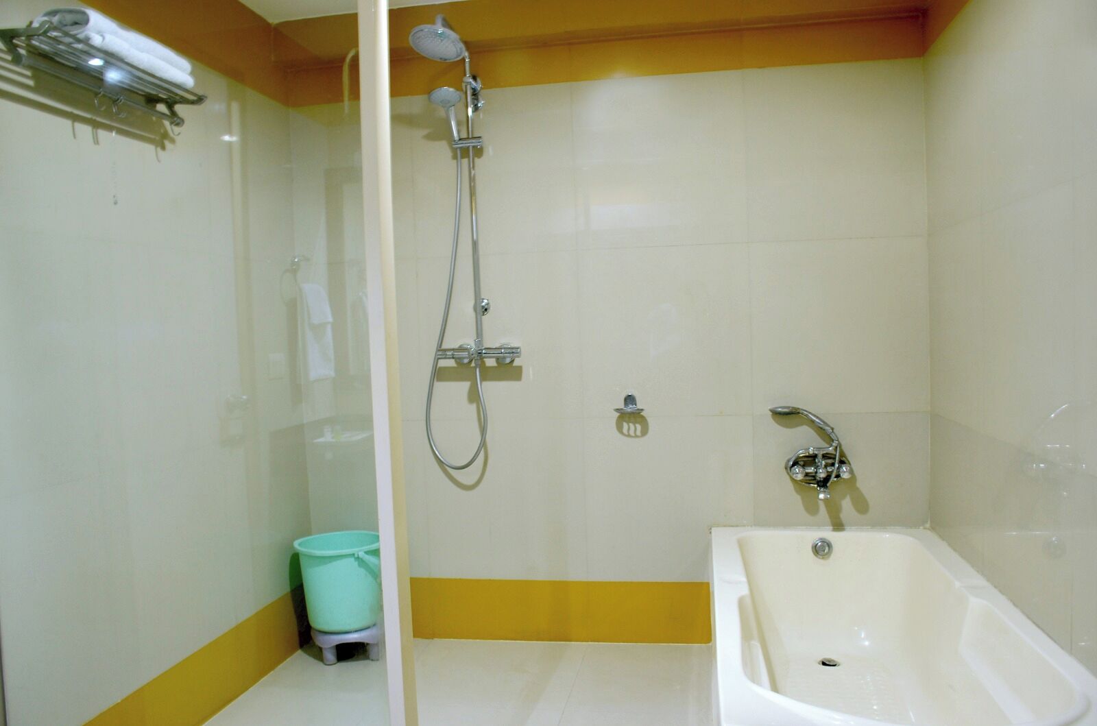 Une salle de bain avec douche, toilettes et baignoire.