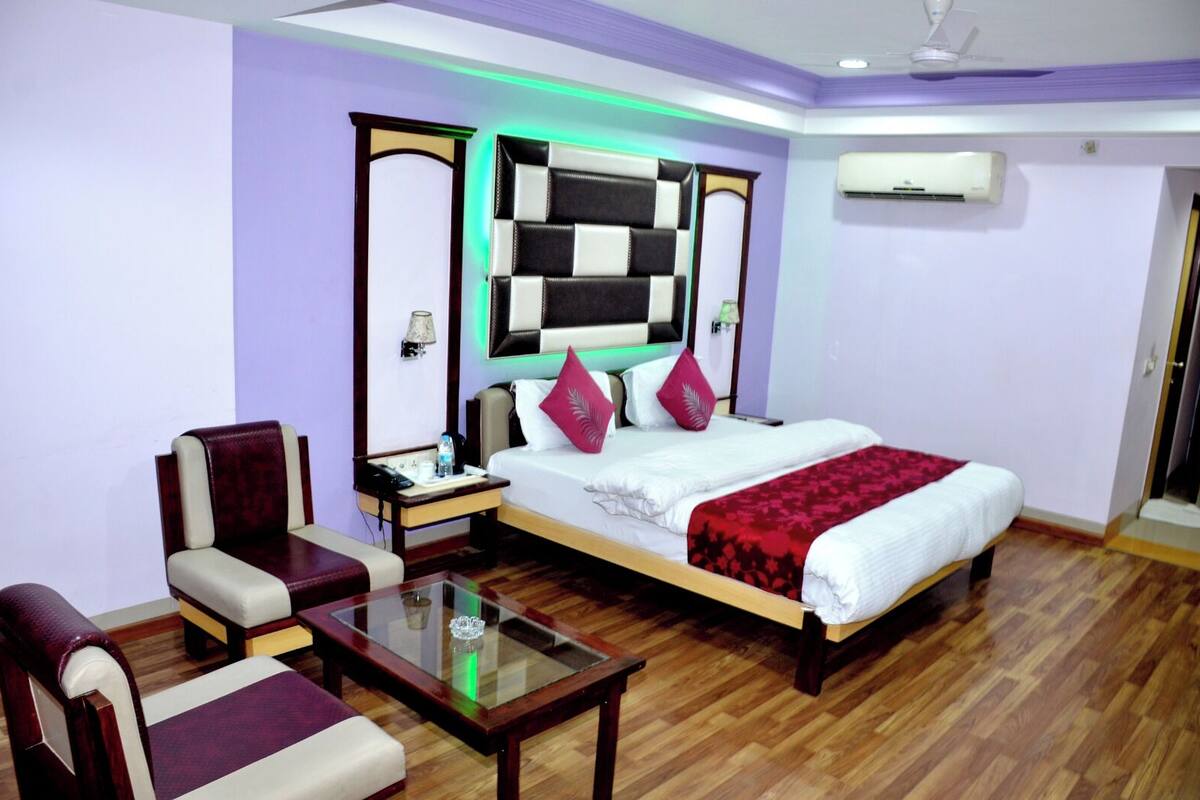 Royal Room | Desk, bed sheets