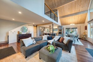 Smart TV, chimenea y oficina 