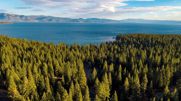 A dense forest with a view of a large body of water and distant mountains. - Stylish Tahoe A-Frame Near Trails, Dining & Carnelian Bay | Agate Peak (Carnelian Bay)