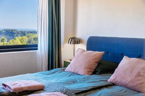 7 habitaciones, tabla de planchar con plancha y cuna de viaje 