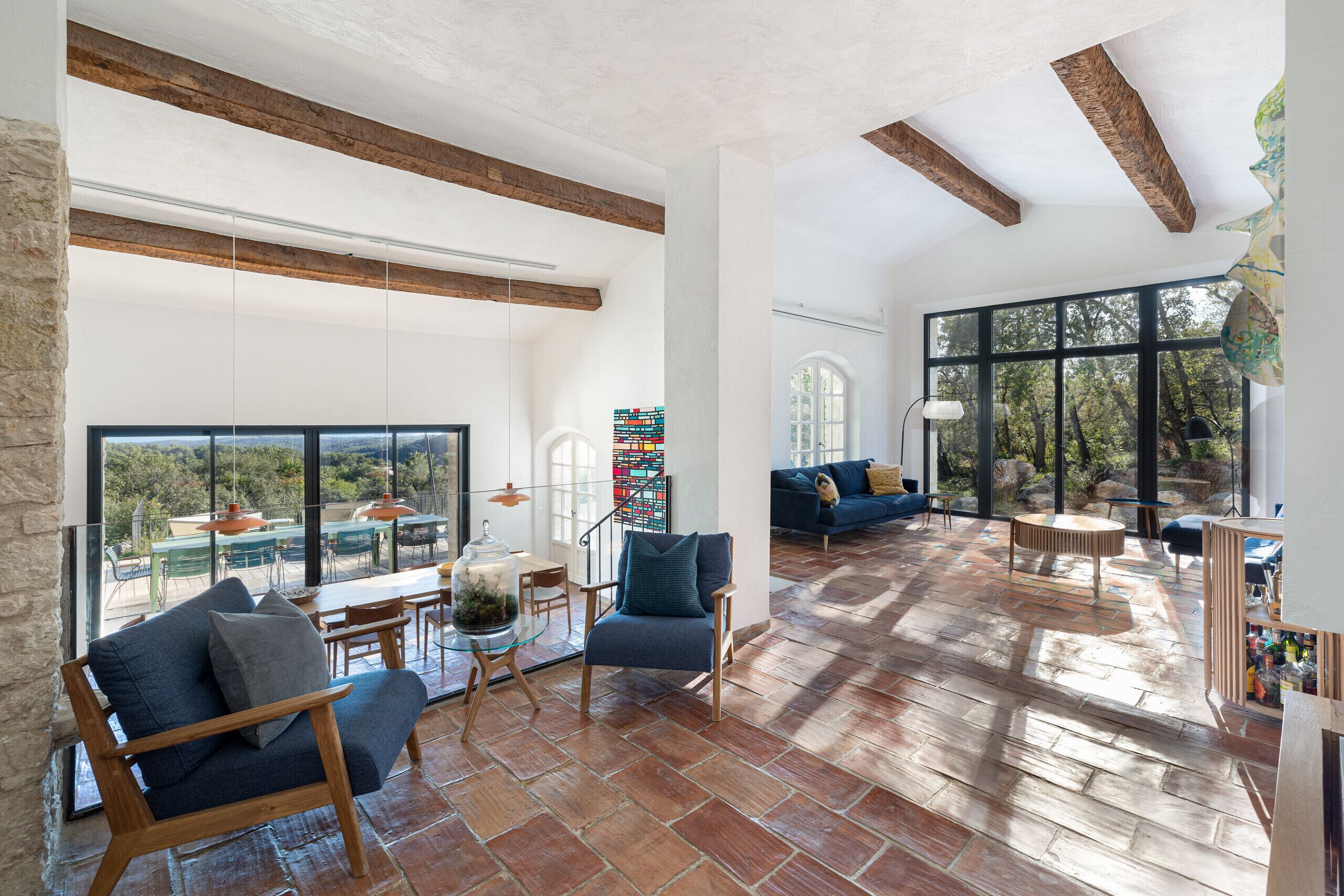 Téléviseur, foyer, jeux vidéo, livres