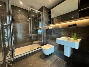 Appartement, 3 chambres, accessible aux personnes à mobilité réduite | Salle de bain