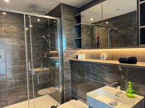 Apartment, 3 Schlafzimmer, barrierefrei | Badezimmer