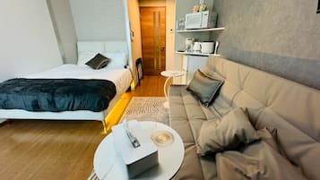 Tabla de planchar con plancha, wifi y ropa de cama