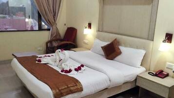 Meja kerja, ruang kerja ramah laptop, dan Wi-Fi gratis