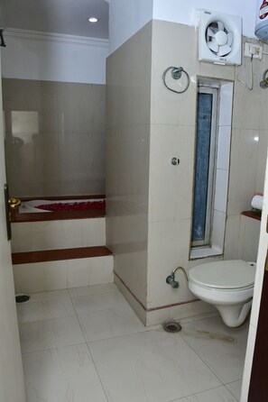 Bureau, espace de travail pour ordinateur portable, Wi-Fi gratuit