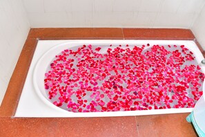 Chambre Double Deluxe | Salle de bain | Douche, articles de toilette gratuits, serviettes fournies, savon