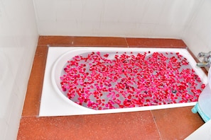 Dusche, kostenlose Toilettenartikel, Handtücher, Seife