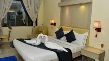 Quarto casal luxo | Escrivaninha, espaço de trabalho para notebook, Wi-Fi de cortesia