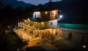 Vista frontal de la propiedad