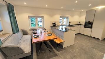 Kühlschrank, Mikrowelle, Ofen, Herdplatte