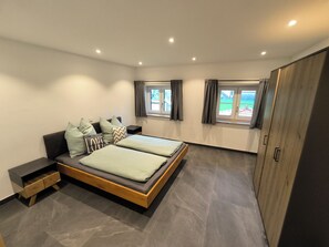 Cuna de viaje, wifi y ropa de cama 