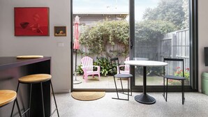 Una cocina moderna con un ventanal corredero que da a un patio.