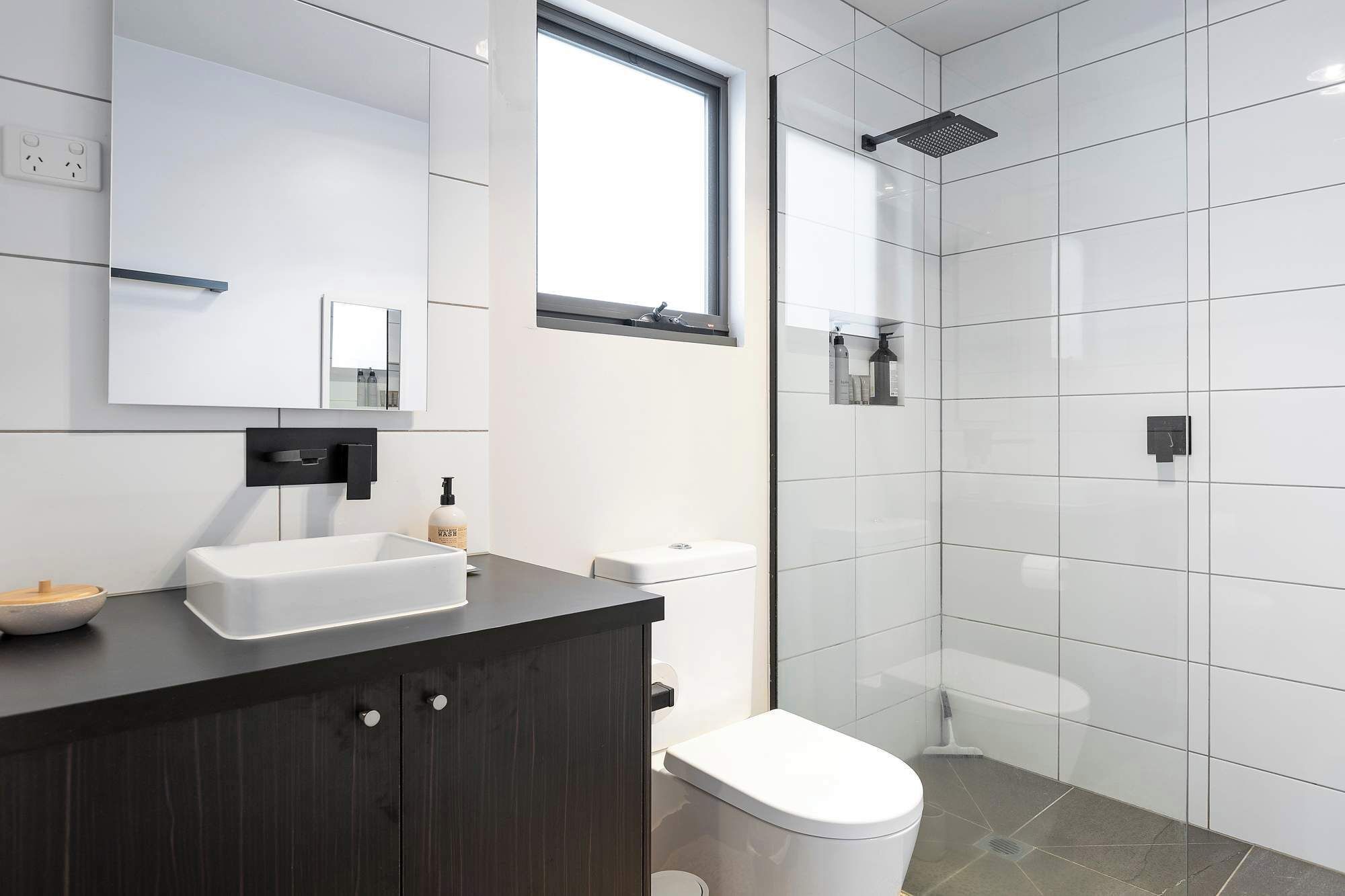 Douche, séchoir à cheveux, serviettes fournies