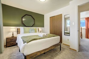 4 chambres, bureau, fer et planche à repasser, lit parapluie