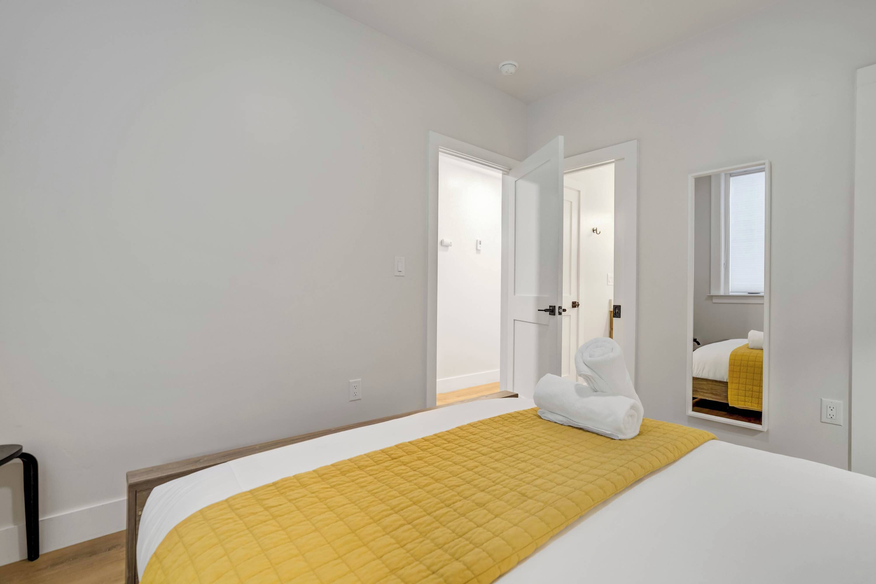 Tabla de planchar con plancha, cuna de viaje, wifi y ropa de cama 