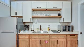 Refrigerador, microondas, parrilla de estufa y cafetera y tetera