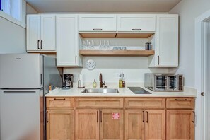 Refrigerador, microondas, placa de cocina, cafetera/tetera