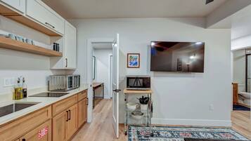 Refrigerador, microondas, placa de cocina, cafetera/tetera