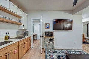 Refrigerador, microondas, placa de cocina, cafetera/tetera