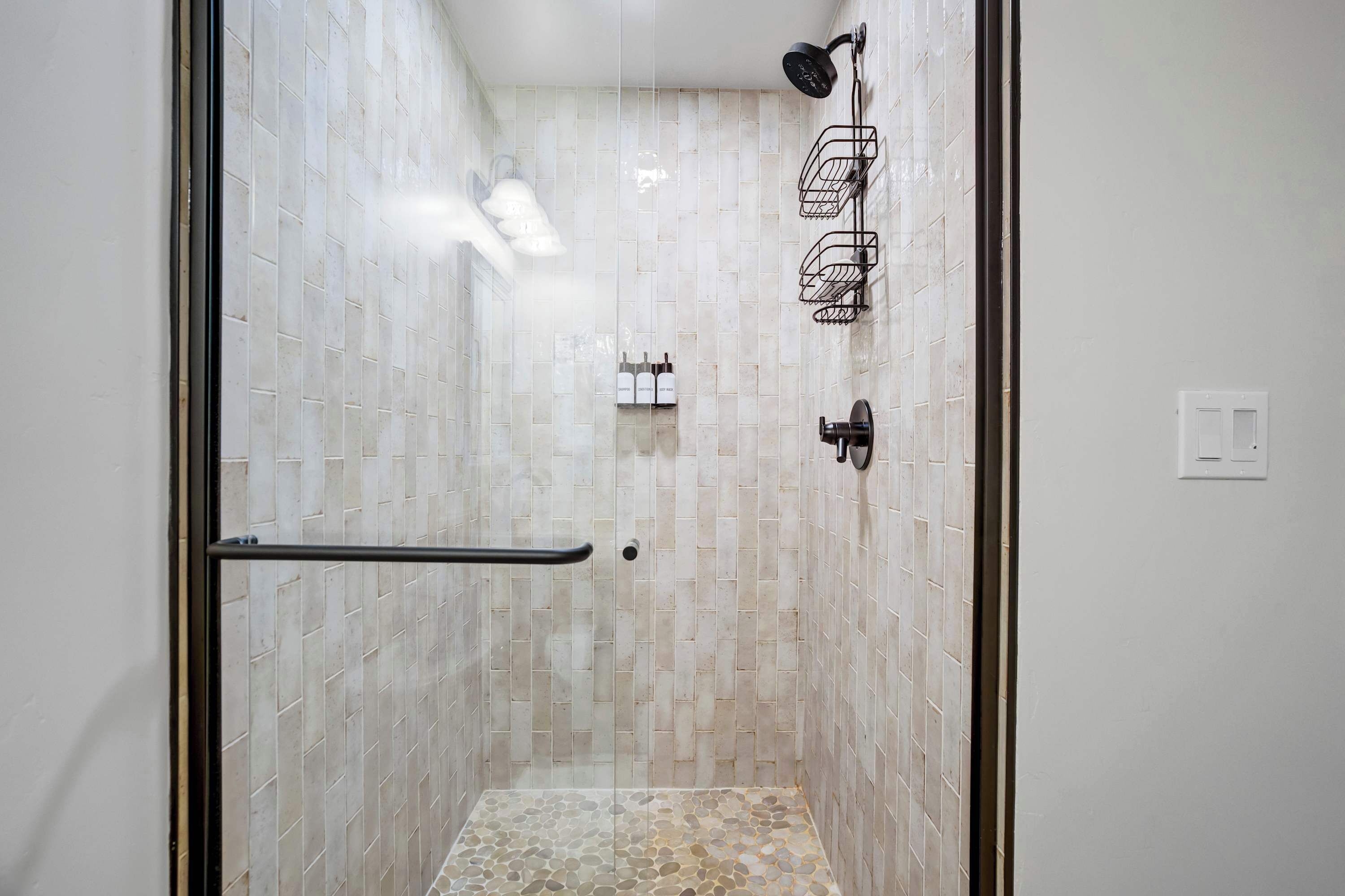 Dusj, hårføner og håndklær