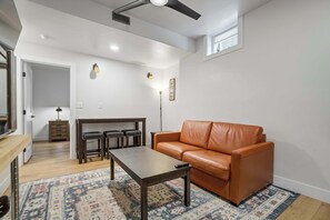 Televisión y oficina 