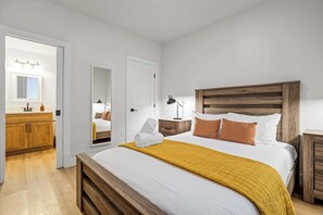 Iron/ironing board, travel crib, WiFi, bed sheets - Hacienda Chiquita! Centrally Located Private Basement (Buena Vista)